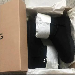 アグ(UGG)のUGG  新品　黒色　スワロフスキー　リボン(ブーツ)