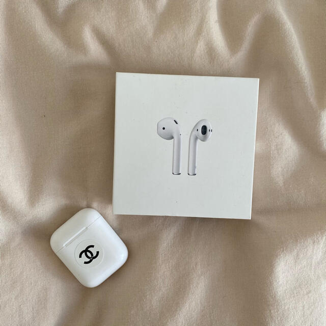 Apple(アップル)の【いろは様専用】Airpods スマホ/家電/カメラのオーディオ機器(ヘッドフォン/イヤフォン)の商品写真