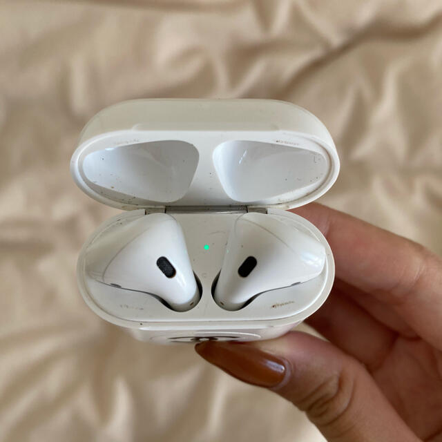 Apple(アップル)の【いろは様専用】Airpods スマホ/家電/カメラのオーディオ機器(ヘッドフォン/イヤフォン)の商品写真