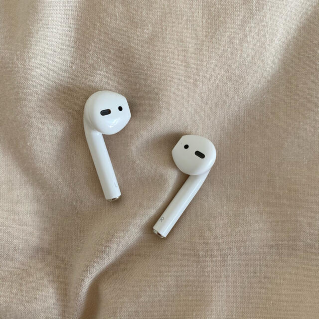 Apple(アップル)の【いろは様専用】Airpods スマホ/家電/カメラのオーディオ機器(ヘッドフォン/イヤフォン)の商品写真