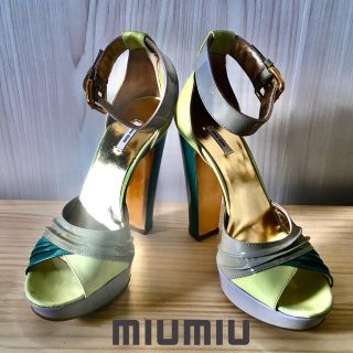 ミュウミュウ(miumiu)のmiumiu デッドストックエナメルプラットフォームサンダル(サンダル)