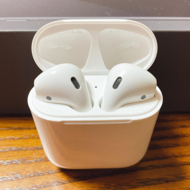 Apple(アップル)のApple エアポッズ　AirPods シリーズ2  スマホ/家電/カメラのオーディオ機器(ヘッドフォン/イヤフォン)の商品写真