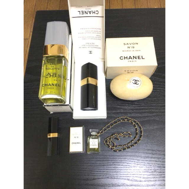 CHANEL(シャネル)のシャネル　CHANEL  ネックレス　香水　口紅　パルファム　石鹸 レディースのアクセサリー(ネックレス)の商品写真