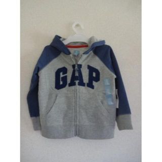 ギャップキッズ(GAP Kids)の新品タグ付き　GAP １００サイズ　パーカー(ジャケット/上着)