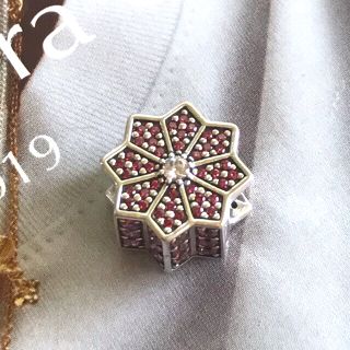 スワロフスキー(SWAROVSKI)のパンドラ　PANDORAレッドストーンSNOWモチーフチャーム(チャーム)