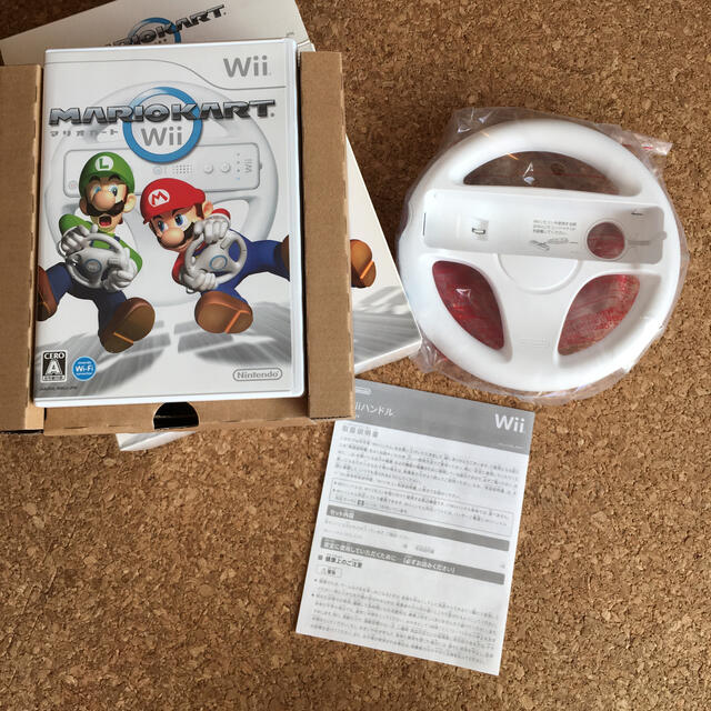 Wii(ウィー)のマリオカートWii ソフト&ハンドル付き エンタメ/ホビーのゲームソフト/ゲーム機本体(家庭用ゲームソフト)の商品写真