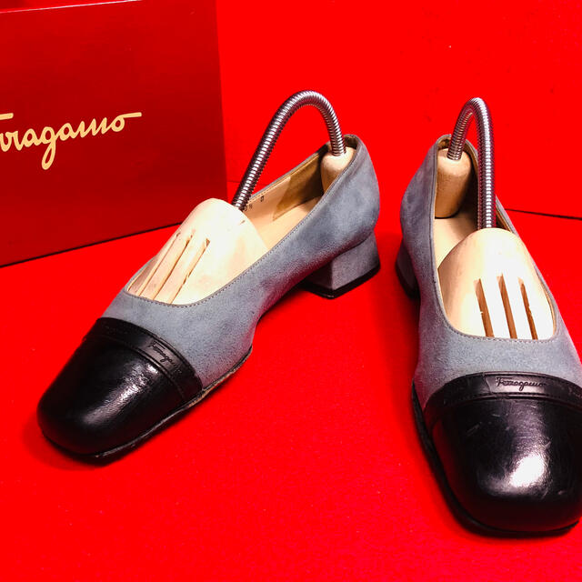 Salvatore Ferragamo(サルヴァトーレフェラガモ)の【Ferragamo】フェラガモ  ブルーグレイ　パンプス レディースの靴/シューズ(ハイヒール/パンプス)の商品写真