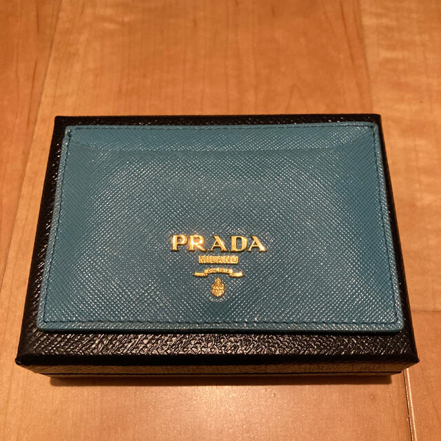 PRADA(プラダ)のMIC様専用　PRADA カードケース　ブルー　箱付き レディースのファッション小物(名刺入れ/定期入れ)の商品写真