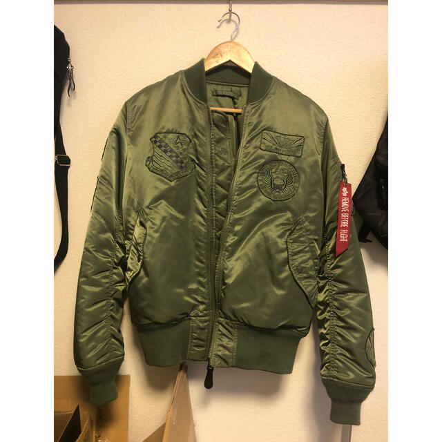 ALPHA INDUSTRIES(アルファインダストリーズ)のアルファ　MA-1 カーキ　Mサイズ メンズのジャケット/アウター(ミリタリージャケット)の商品写真