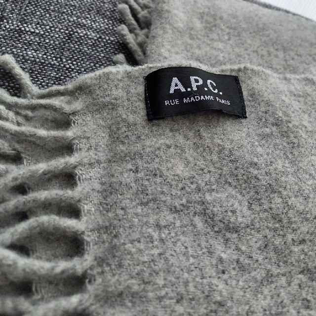 A.P.C(アーペーセー)のA.P.C アーペーセー 大判ストール グレー レディースのファッション小物(マフラー/ショール)の商品写真