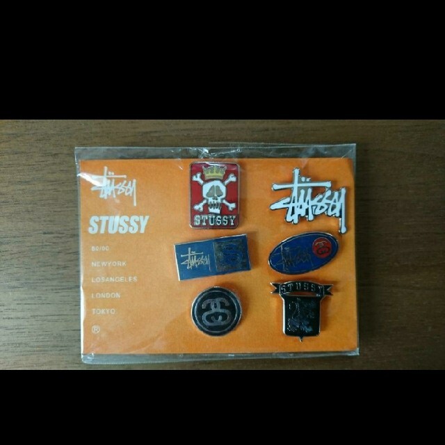 STUSSY(ステューシー)のkokoroさま専用    オールドStussy ピンバッジ　新品未開封！廃盤！ メンズのアクセサリー(その他)の商品写真