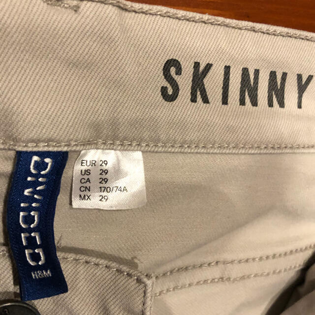 H&M(エイチアンドエム)のH&M skinny バイカーデニム クラッシュ ストレッチ ベージュ メンズのパンツ(デニム/ジーンズ)の商品写真