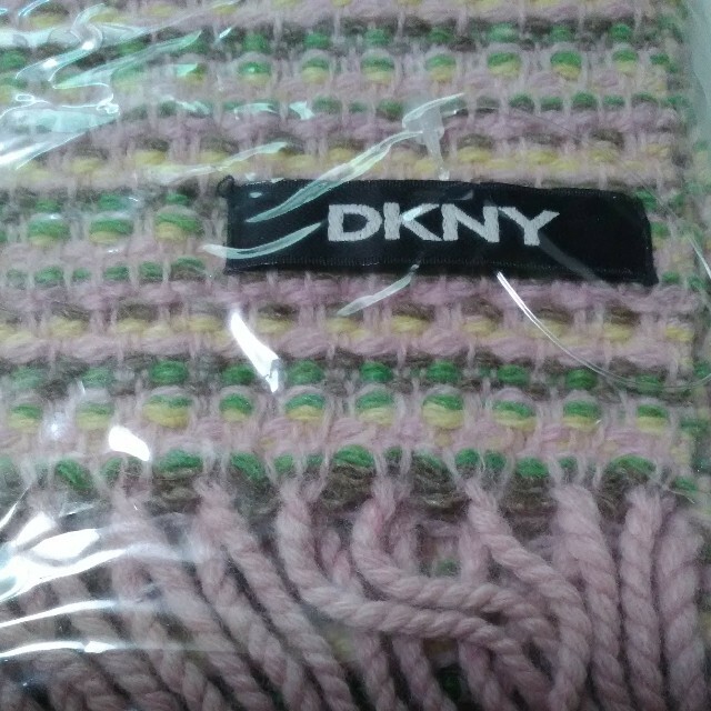 DKNY(ダナキャランニューヨーク)の新品　DKNY マフラー レディースのファッション小物(マフラー/ショール)の商品写真