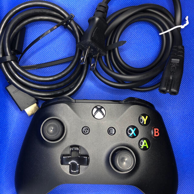 Microsoft(マイクロソフト)のXbox One X本体と付属品(コントローラ含む) エンタメ/ホビーのゲームソフト/ゲーム機本体(家庭用ゲーム機本体)の商品写真