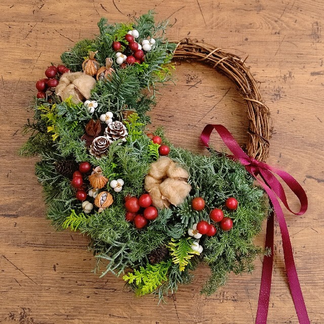赤い実の冬リース ＊※* ～ half wreath ～-