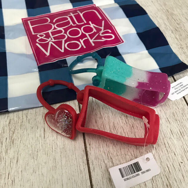 Bath & Body Works(バスアンドボディーワークス)のBath & body works ハンドジェルホルダー 2セット レディースのファッション小物(キーホルダー)の商品写真