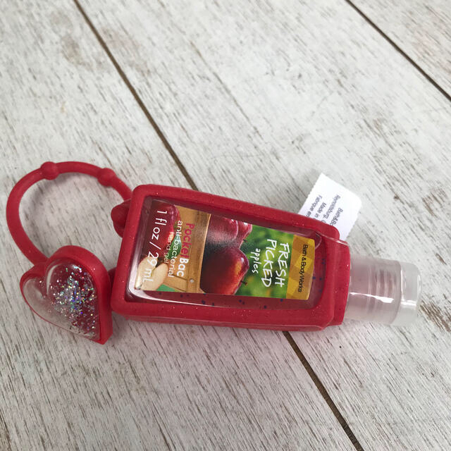 Bath & Body Works(バスアンドボディーワークス)のBath & body works ハンドジェルホルダー 2セット レディースのファッション小物(キーホルダー)の商品写真