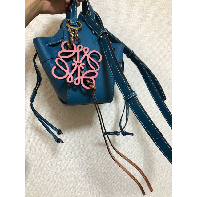 セール2023】 LOEWE アナグラムチャーム J8UHj-m20580640656 www