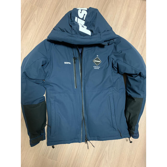 F.C.R.B.(エフシーアールビー)のFCRB TOUR DOWN PARKA M メンズのジャケット/アウター(ダウンジャケット)の商品写真