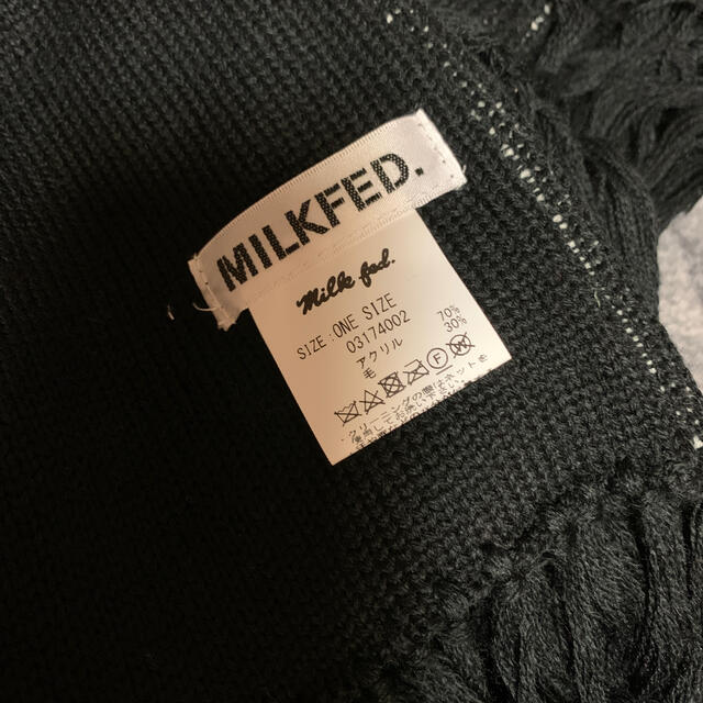 MILKFED.(ミルクフェド)のMILKFED ニットフリンジ　マフラー　ブラック　ロゴホワイト レディースのファッション小物(マフラー/ショール)の商品写真