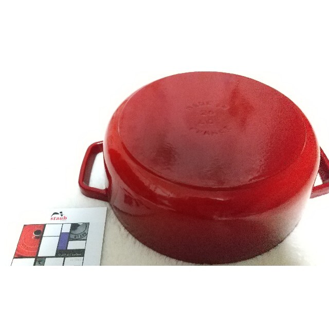 STAUB(ストウブ)のStaub ストウブ ホーロー 鍋 26cm ココット ラウンド 両手 レッド インテリア/住まい/日用品のキッチン/食器(鍋/フライパン)の商品写真