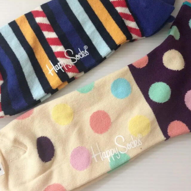 2足❣️新品⭐️ Happy Socks ハッピーソックス マルチカラー 靴下 メンズのレッグウェア(ソックス)の商品写真