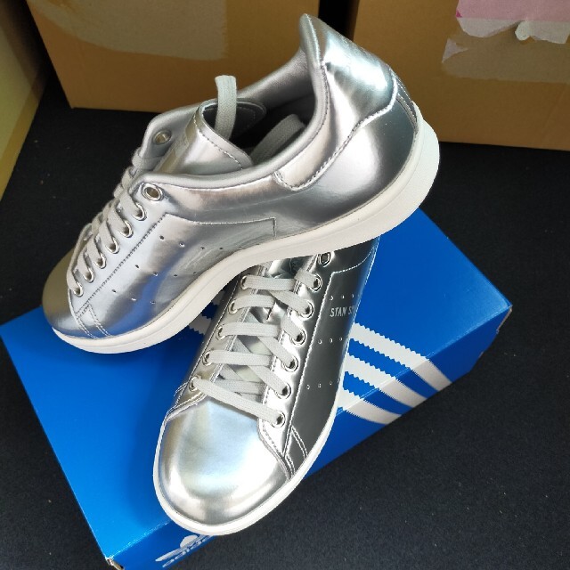 adidas(アディダス)の★シルバー・新品未使用★アディダススタンスミス　25.5cm メンズの靴/シューズ(スニーカー)の商品写真