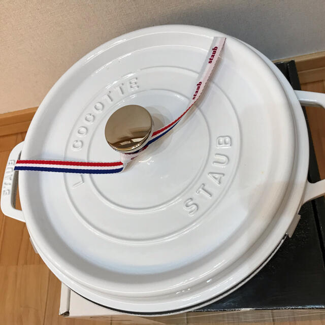 STAUB(ストウブ)のレア限定【新品未使用】staub ココットラウンド　24cm  ホワイト インテリア/住まい/日用品のキッチン/食器(鍋/フライパン)の商品写真