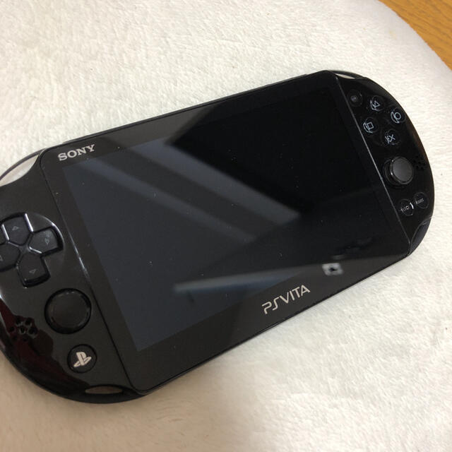 PlayStation Vita(プレイステーションヴィータ)のPlayStation®Vita（PCH-2000シリーズ） Wi-Fiモデル… エンタメ/ホビーのゲームソフト/ゲーム機本体(携帯用ゲーム機本体)の商品写真