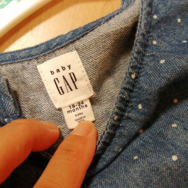 babyGAP(ベビーギャップ)のベビーGAP デニムワンピース 90 キッズ/ベビー/マタニティのキッズ服女の子用(90cm~)(ワンピース)の商品写真