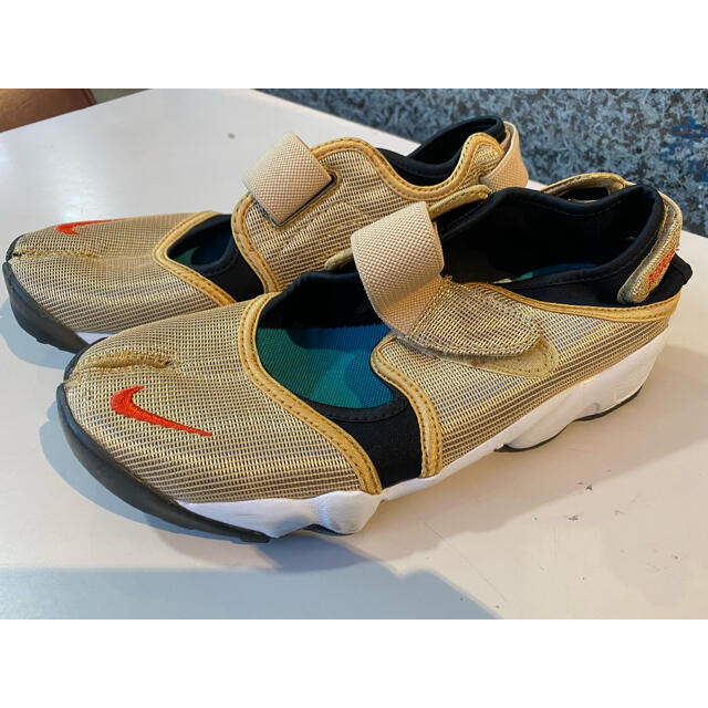 NIKE(ナイキ)の2019 NIKE WMNS AIR RIFT GOLD 25センチ 美品 レディースの靴/シューズ(スニーカー)の商品写真