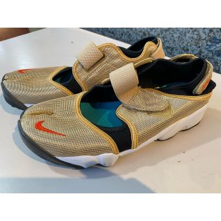 ナイキ(NIKE)の2019 NIKE WMNS AIR RIFT GOLD 25センチ 美品(スニーカー)