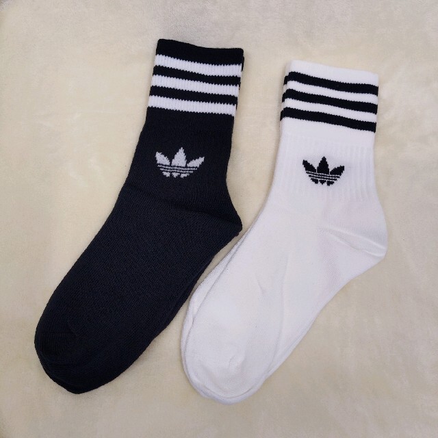 adidas(アディダス)の【未使用】アディダスオリジナルス　ミッドカットクルーソックス2足　24-26cm メンズのレッグウェア(ソックス)の商品写真