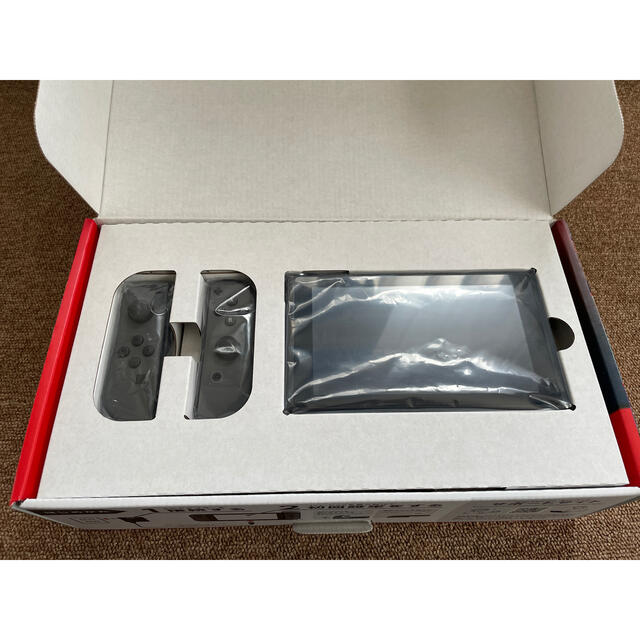 Nintendo Switch 任天堂 スイッチ グレー 新型モデル  エンタメ/ホビーのゲームソフト/ゲーム機本体(家庭用ゲーム機本体)の商品写真