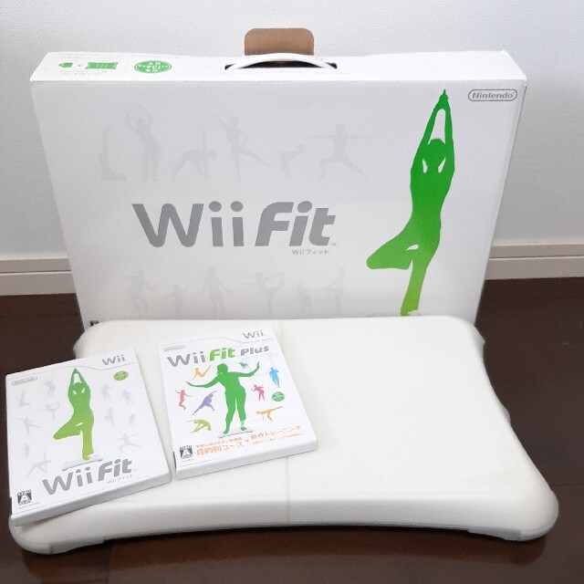 Wii(ウィー)のWii Fit ＋ソフト２本セット エンタメ/ホビーのゲームソフト/ゲーム機本体(家庭用ゲームソフト)の商品写真