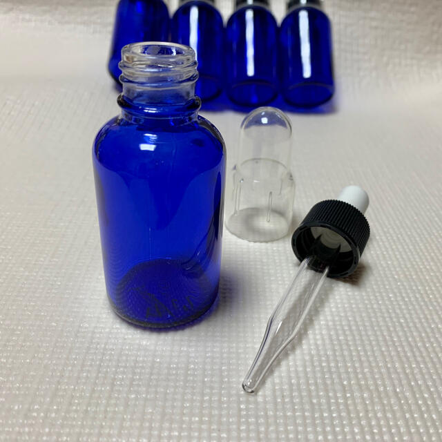 遮光瓶ガラス製 ブルー30ml 先細スポイトボトル コスメ/美容のメイク道具/ケアグッズ(ボトル・ケース・携帯小物)の商品写真