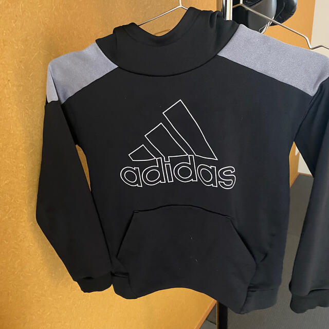 adidas(アディダス)のadidasパーカー　１４０cm キッズ/ベビー/マタニティのキッズ服男の子用(90cm~)(Tシャツ/カットソー)の商品写真