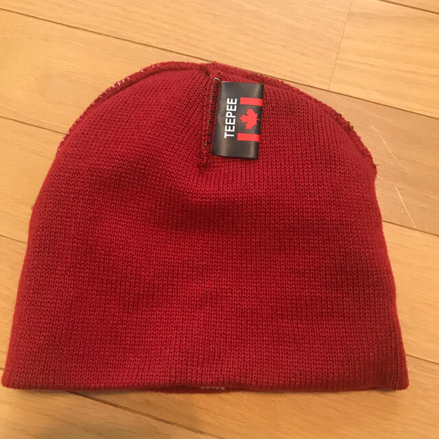 カナダ　冬　ニット帽　赤 レディースの帽子(ニット帽/ビーニー)の商品写真