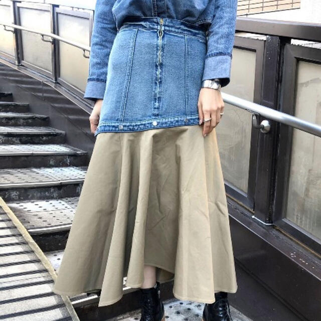 Ameri VINTAGE(アメリヴィンテージ)のAMERI FLOWING LINE DENIM SKIRT レディースのスカート(ロングスカート)の商品写真