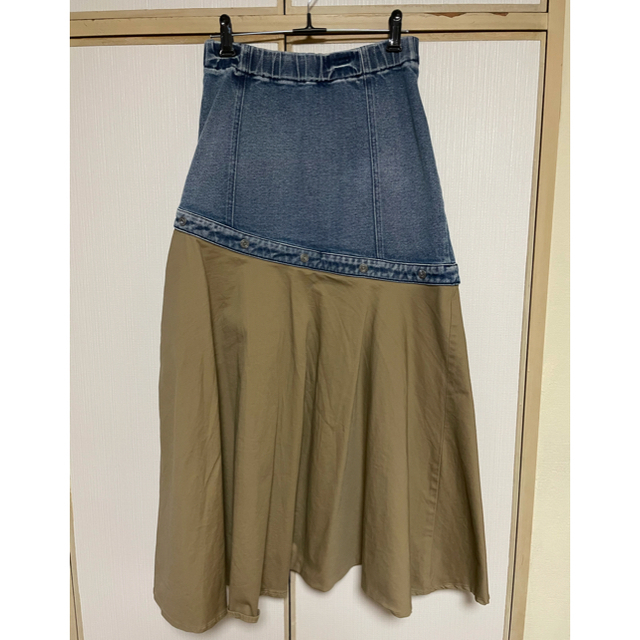 Ameri VINTAGE(アメリヴィンテージ)のAMERI FLOWING LINE DENIM SKIRT レディースのスカート(ロングスカート)の商品写真