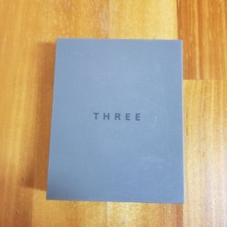 スリー(THREE)のTHREE シマリンググローデュオ01(フェイスカラー)