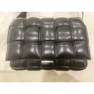 ボッテガヴェネタ(Bottega Veneta)のボッテガヴェネタ　パデッド　カセットバッグです。(ショルダーバッグ)