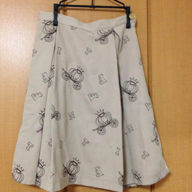 F i.n.t(フィント)のfint 刺繍プリーツスカート レディースのスカート(ひざ丈スカート)の商品写真