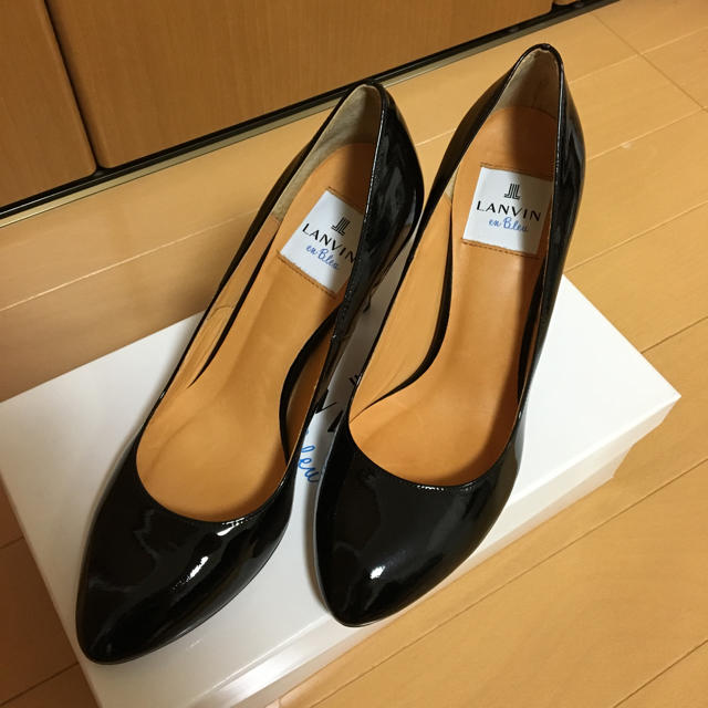 美品 LANVIN エナメル黒パンプス