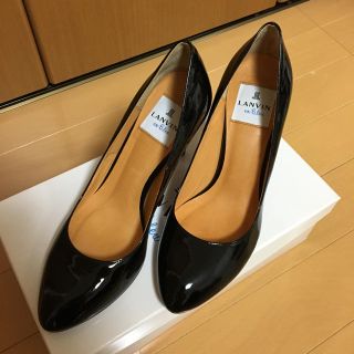 ランバンオンブルー(LANVIN en Bleu)のランバンオンブルー エナメルパンプス 黒(ハイヒール/パンプス)