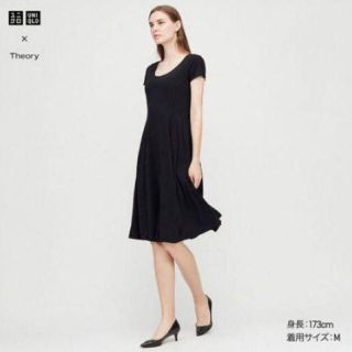 ユニクロ(UNIQLO)のUNIQLO×theoryコラボ　クレープジャージーフレアワンピース（半袖）S(ひざ丈ワンピース)