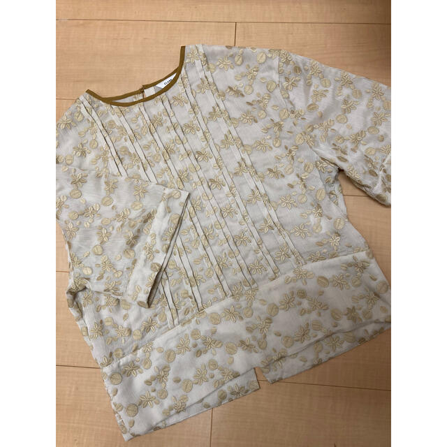 EMBROIDERY FLOWER TOPS  ベージュ