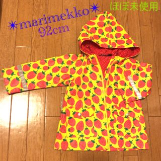 マリメッコ(marimekko)の美品✴︎ marimekkoマリメッコ キッズレインコート 裏地付 イチゴ柄(ジャケット/上着)