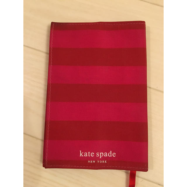 kate spade new york(ケイトスペードニューヨーク)の付録ケイトスペードブックカバー エンタメ/ホビーの本(その他)の商品写真