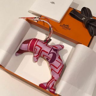 エルメス(Hermes)の✨未使用品✨エルメス　プティアッシュ　いるか　ピンク✖️黄色(チャーム)